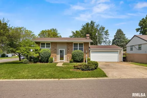 2222 Northridge Ln, Washington, IL 61571