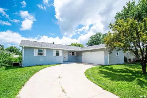 3902 N Rochelle Ln, Peoria, IL 61615