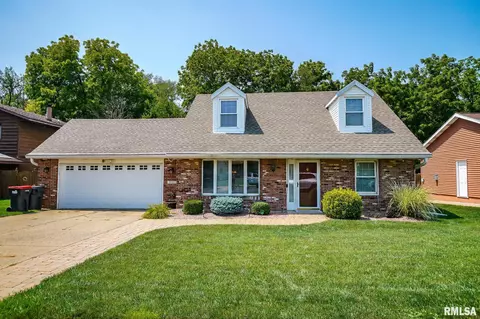 1121 Hawthorne Ave, Pekin, IL 61554