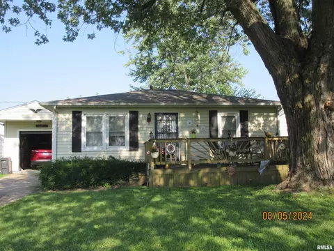 1203 12 S 12th St, Pekin, IL 61554
