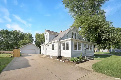 1315 Willow St, Pekin, IL 61554