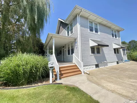 617 S Main St, Farmington, IL 61531