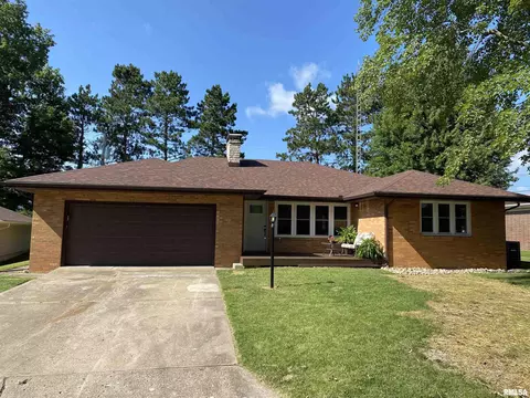 375 Sycamore Ter, Canton, IL 61520