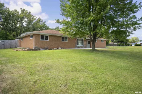 1400 W Kenwick Ln, Peoria, IL 61614