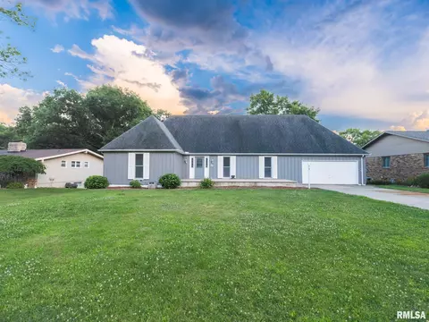12 Olympia Fields Dr, Pekin, IL 61554