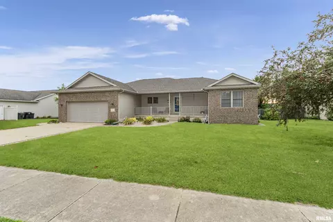 1823 Meadow Ln, Pekin, IL 61554