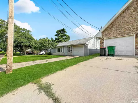 1709 Center St, Pekin, IL 61554 photo 3