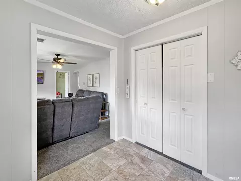 1709 Center St, Pekin, IL 61554 photo 4
