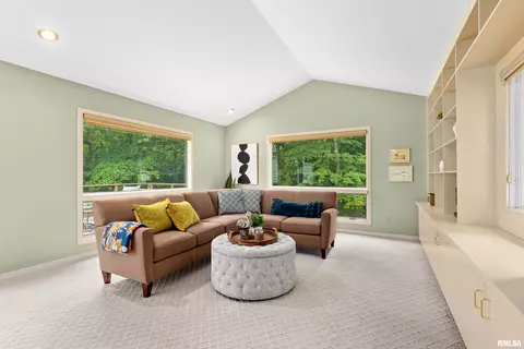 458 E High Point Ln, Peoria, IL 61614 photo 9