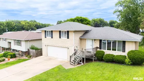 310 Knollcrest Ave, Pekin, IL 61554