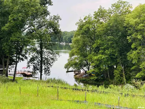 36 Roxbury Rd, Mackinaw, IL 61755