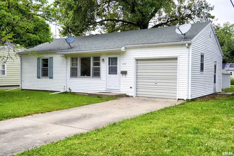 726 Bobby Ave, Macomb, IL 61455