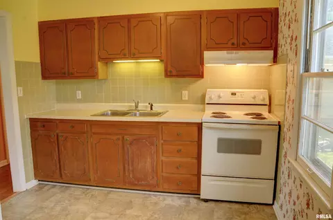 726 Bobby Ave, Macomb, IL 61455 photo 6