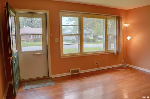 726 Bobby Ave, Macomb, IL 61455 photo 3