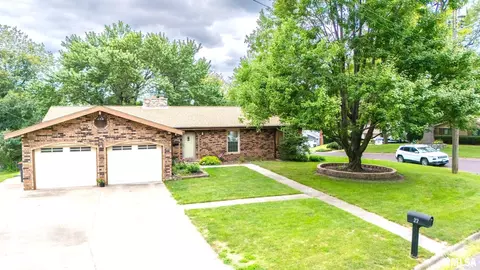 27 Circle Dr, Pekin, IL 61554
