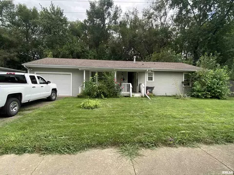 2033 Windsor St, Pekin, IL 61554