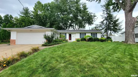2526 N Rockwood Dr, Peoria, IL 61604