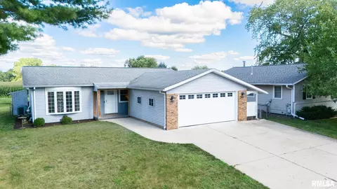 228 Maple Park Dr, Pekin, IL 61554