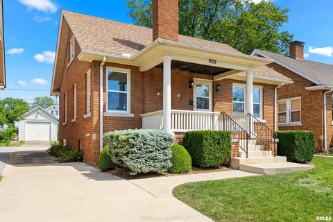 909 E Corrington Ave, Peoria, IL 61603