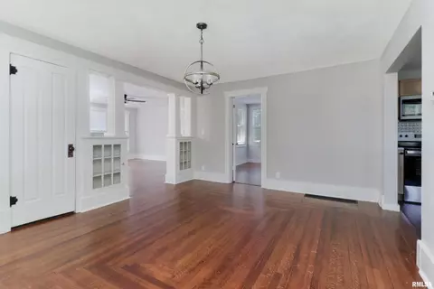 119 W 5th St, Delavan, IL 61734 photo 11