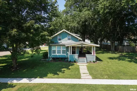 119 W 5th St, Delavan, IL 61734