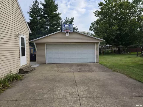 1420 E Spruce St, Canton, IL 61520 photo 3