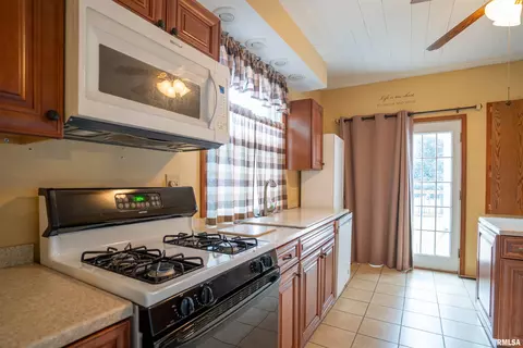 464 W Main St, El Paso, IL 61738 photo 12