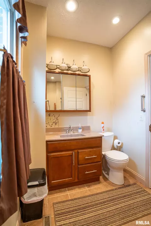 464 W Main St, El Paso, IL 61738 photo 13
