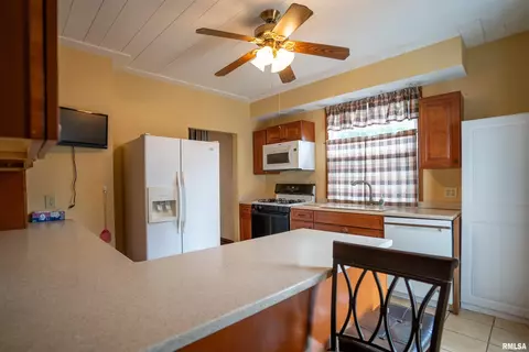 464 W Main St, El Paso, IL 61738 photo 9