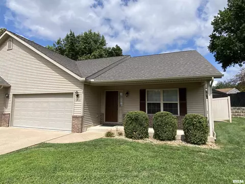 5733 N Frostwood Pkwy, Peoria, IL 61615