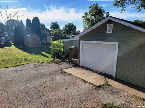 652 W Walnut St, Canton, IL 61520 photo 5