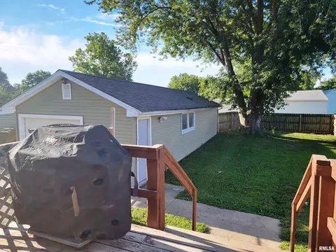 652 W Walnut St, Canton, IL 61520 photo 2