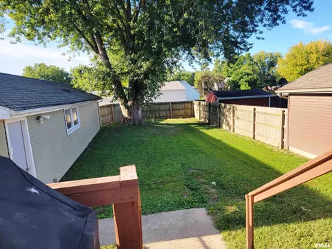 652 W Walnut St, Canton, IL 61520 photo 3