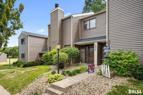 5816 N Old Hickory Ln, Peoria, IL 61615