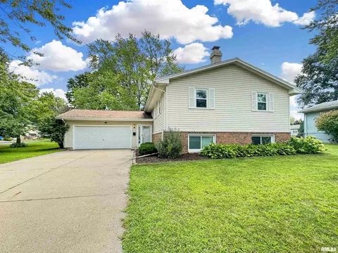 7512 N Parliament Pl, Peoria, IL 61614