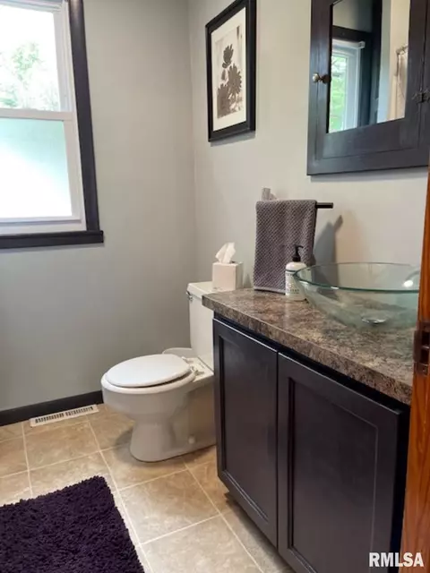 Bath - 910 W Piper St, Macomb, IL 61455 photo 1 of 2