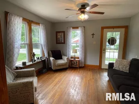 Living - 910 W Piper St, Macomb, IL 61455 photo 1 of 4