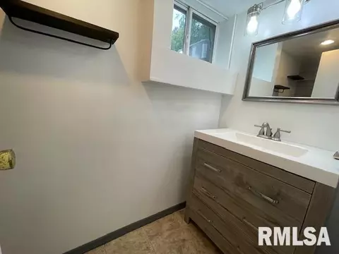 Bath - 910 W Piper St, Macomb, IL 61455 photo 2 of 2