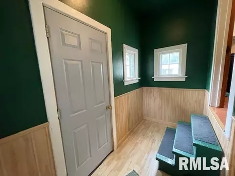 Entry Way - 910 W Piper St, Macomb, IL 61455 photo 3 of 4