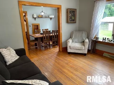Living - 910 W Piper St, Macomb, IL 61455 photo 2 of 4