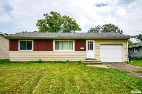 2008 State St, Pekin, IL 61554