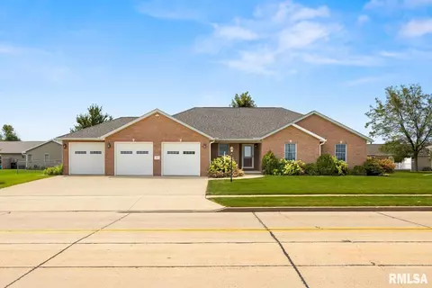 214 W Cruger Rd, Washington, IL 61571