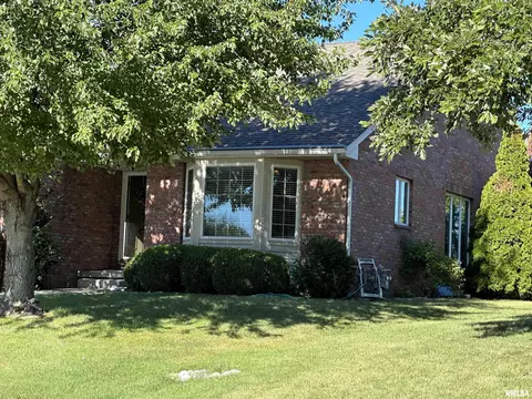 5214 N Stenning Dr, Peoria, IL 61615