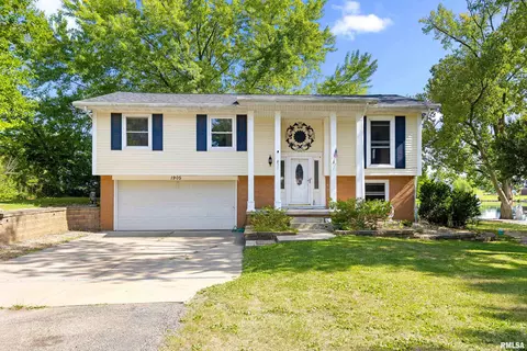 1905 Eastview Cir, Eureka, IL 61530