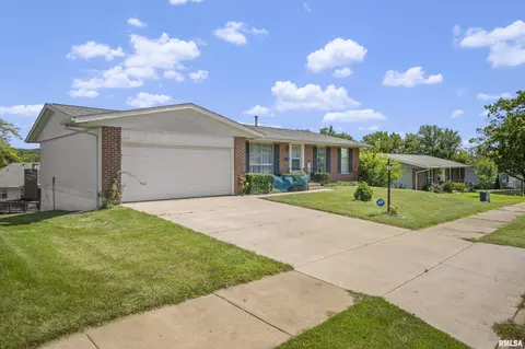 2329 W Carriage Ln, Peoria, IL 61614