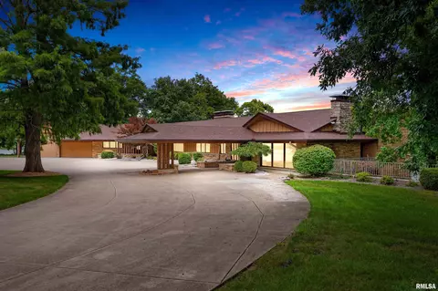 1800 Winged Foot Dr, Pekin, IL 61554