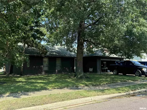 901 Truman Dr, Pekin, IL 61554