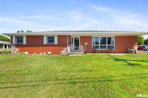 2307 Willow St, Pekin, IL 61554
