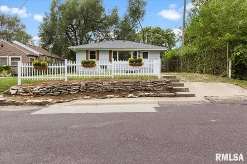 1137 N 16th St, Pekin, IL 61554