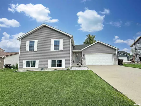 403 Coventry Ln, Mackinaw, IL 61755